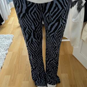Säljer mina så fina lågmidjade byxor från UF företaget Nomi! Så coola zebra mönstrade byxor💙 Aldrig använda då dem är lite för långa för mig! Köpta för 599kr❣️