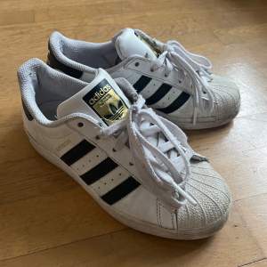 Säljer mina väl används adidas skor i storlek 36. Dem har fortfarande bra skick men lite smutsiga, men går att tvätta bort! Köpta för 750