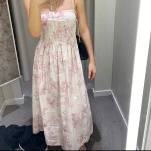 Blommig långklänning från HM!🌺✨Denna klänningen är i helt nyskick, aldrig använd, utan endast provad i omklädningsrummet💗💗