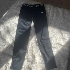  Träningsbyxa - Så fina träningsbyxor från Nike 💗storlek står inte men skulle tippa på xs - s 