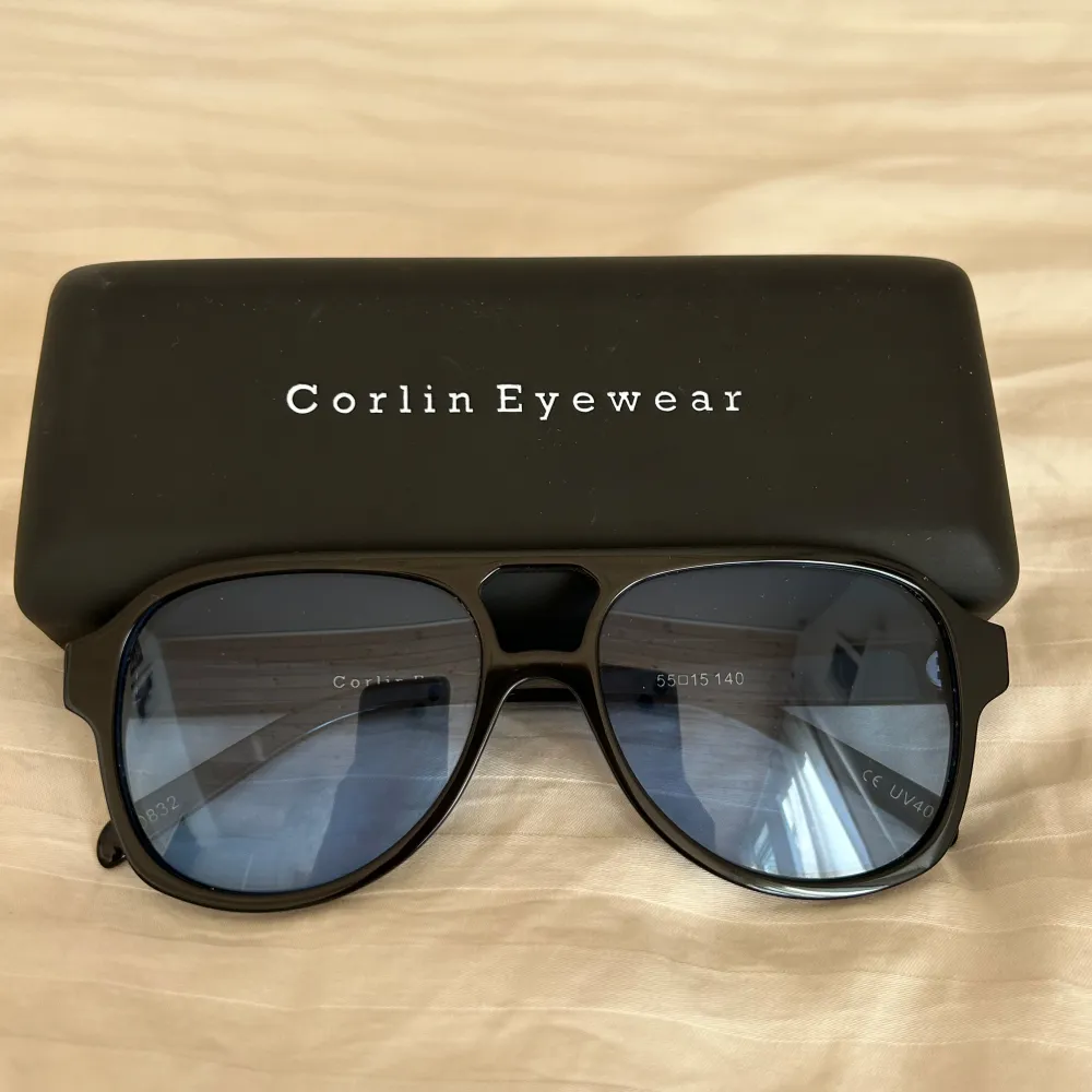 säljer dessa supersnygga solglasögonen ifrån corlin eyewear då de ej kommer till användning 💕 knappt använda och har inga repor eller tecken på användning alls !!  Nypris:1299kr. Accessoarer.