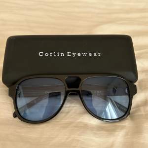 säljer dessa supersnygga solglasögonen ifrån corlin eyewear då de ej kommer till användning 💕 knappt använda och har inga repor eller tecken på användning alls !!  Nypris:1299kr