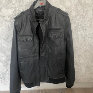 Skinnjacka - Svart skinnjacka  Bra skick Stl S 