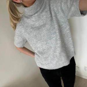 Stickad Tshirt  - Så fin stickad tshirt som är köpt secondhand och det står tyvärr inget märke i:(❤️ den är i gott skick