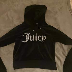 Säljer min Juicy couture hoodie pågrund av att jag inte använder den längre❤️
