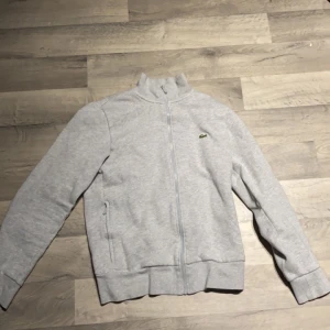 Zipp kofta  - Grå zipp kofta, bra skick passar med alla kläder! Storlek xs men passar även S