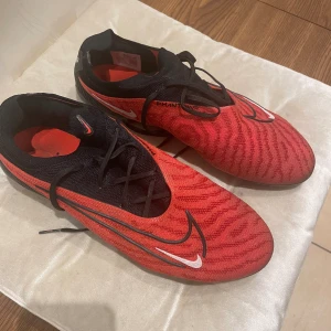 Fotbollsskor  - Säljer mina Nike phantoms i bra skick då jag knappt använder dem. (Nypris: 3349)