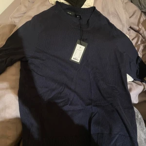 Stickad T-shirt - Helt ny med prislapp kvar. Kan ta fler bilder med den på