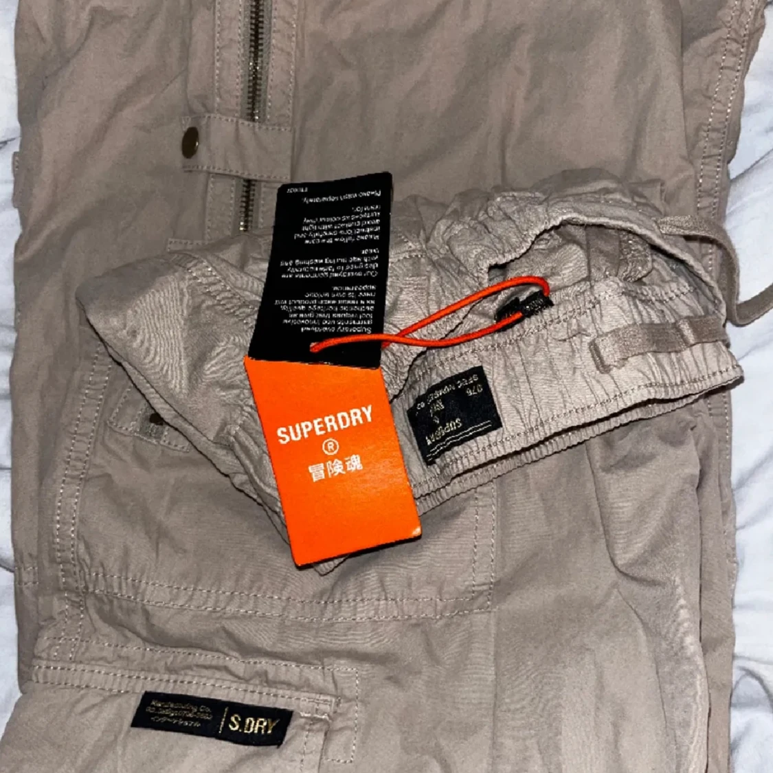 Limited edition lågmidjade beige cargo pants - 91