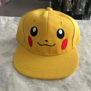 Pokémon / Pikachu Keps  - Justerbar stlk  Finns stlk för 3-7år och 8 år + Helt ny  