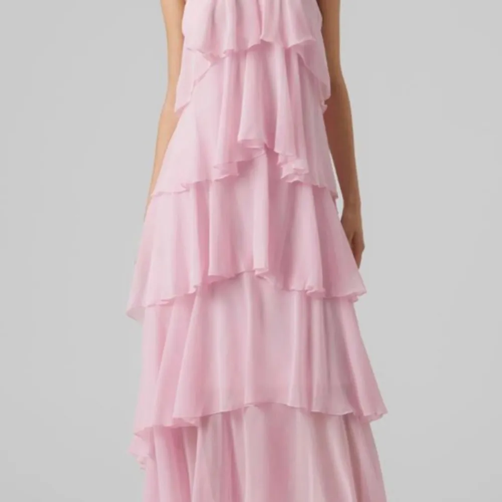 söker nu denna underbara klänningen, om ni eller någon ni känner har den och vill sälja den så är jag otroligt intresserad. helst i storlek xs/s men m funkar också! till ett rimligt pris 🩷🩷. Klänningar.