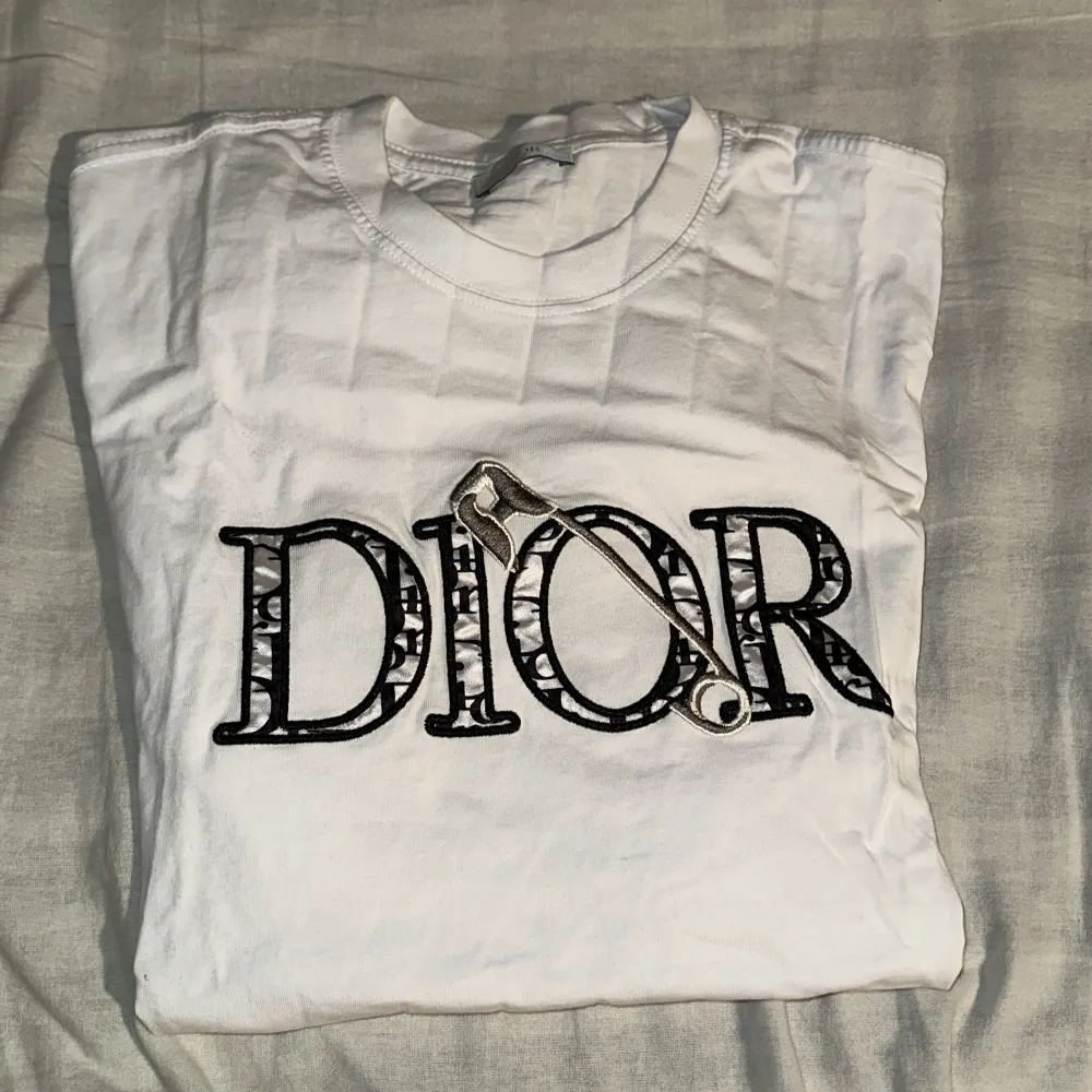 En riktig fin Dior t-shirt som inte används! Använd endast ett fåtal gånger! 1:1 kvalite. T-shirts.