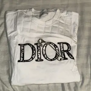 En riktig fin Dior t-shirt som inte används! Använd endast ett fåtal gånger! 1:1 kvalite