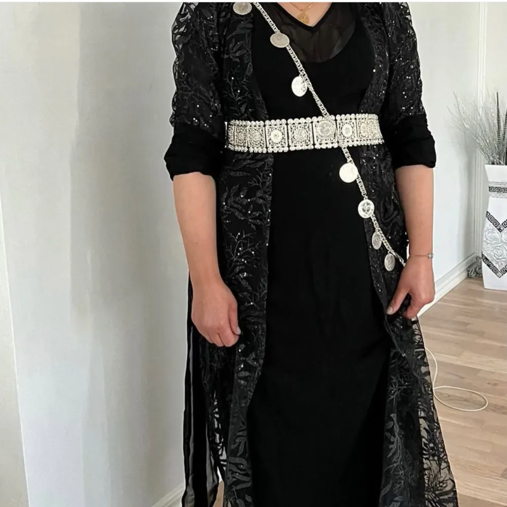 En vacker kurdisk klänning (lawandi) som endast använts vid ett tillfälle och har inga skador eller liknande. Hör gärna av dig vid intresse.. Klänningar.