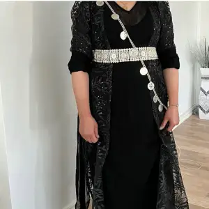 En vacker kurdisk klänning (lawandi) som endast använts vid ett tillfälle och har inga skador eller liknande. Hör gärna av dig vid intresse.