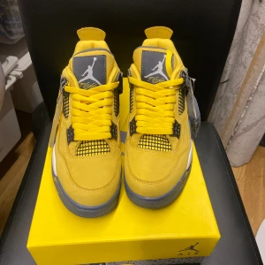 Jorden 4 ”Lightning” - Dessa skor är helt nya och har aldrig blivit använda.