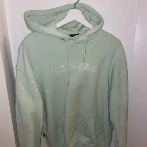 Mintgrön Sweat sktbs hoodie köpt på junkyard. Storlek S. Inte används alls många gånger, har inga defekter. Nypris 600, säljer för 199