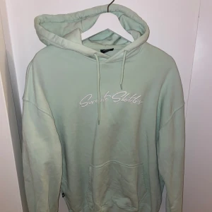 Hoodie - Mintgrön Sweat sktbs hoodie köpt på junkyard. Storlek S. Inte används alls många gånger, har inga defekter. Nypris 600, säljer för 199