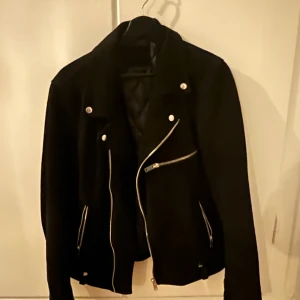 Äkta Mocka Jacka - Storlek small. Äkta mocka. Inköpt för 3299kr. Knappt använd.