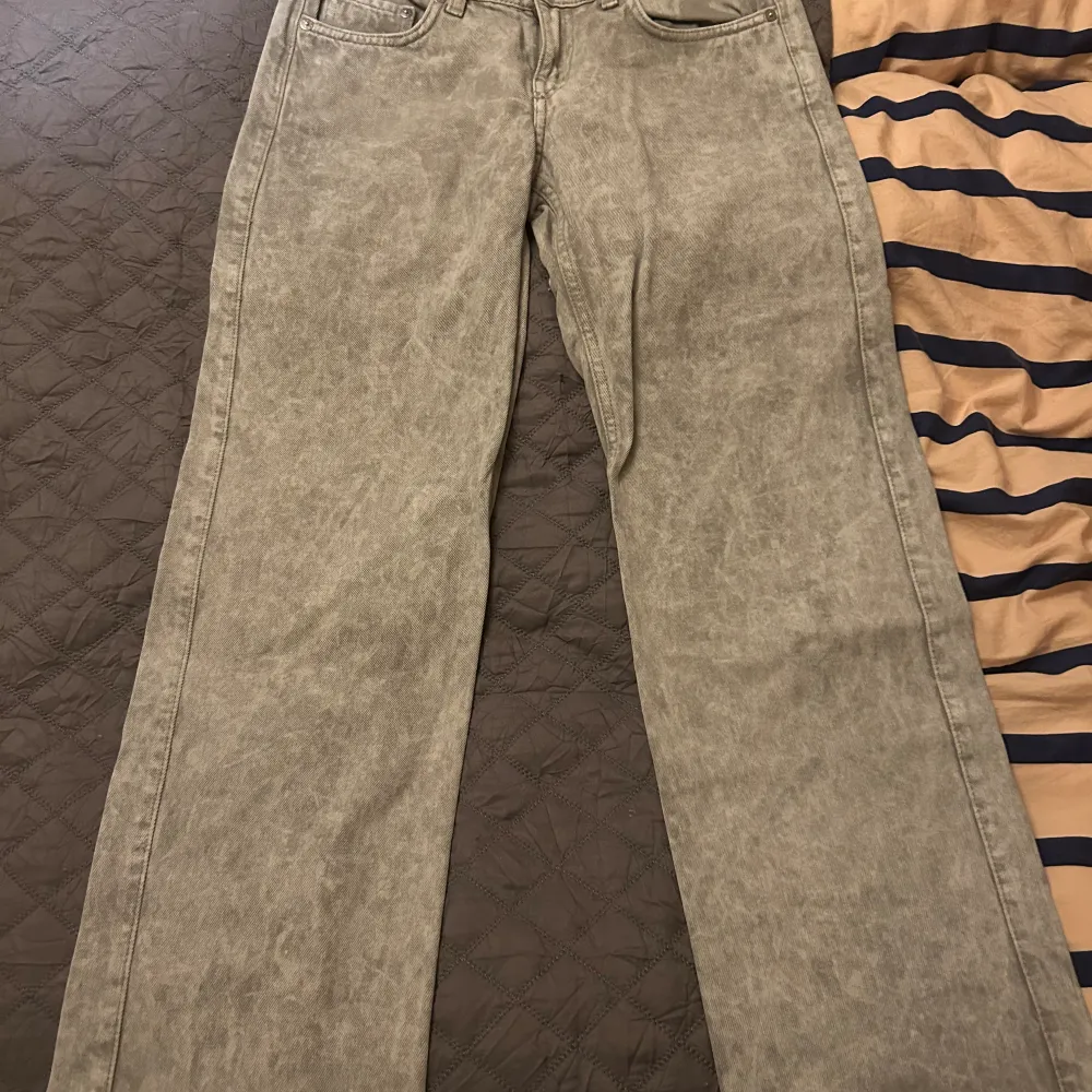 Low waist straighta jeans från Weekday! Använda ett fåtal gånger, och tror inte att de går att få tag i längre!🩷. Jeans & Byxor.