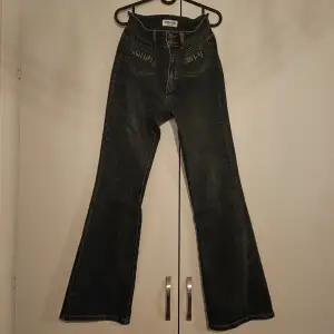 Säljer nu ett par skitsnygga miu miu jeans i storlek 28. Jeansen är bootcut. Pris kan diskuteras!