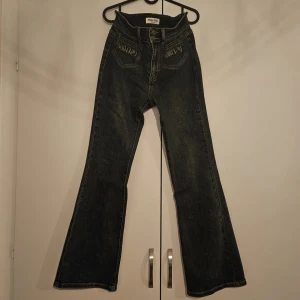 Miu miu jeans - Säljer nu ett par skitsnygga miu miu jeans i storlek 28. Jeansen är bootcut. Pris kan diskuteras!
