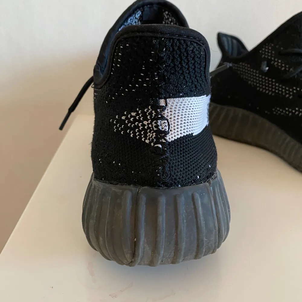 Köpte ett par yeezys replika alltså Fake 1:2 . Jag köpte dom för 1000kr, original pris är 4000kr. Den är i bra skick inga skador. 800kr mitt pris.. Skor.