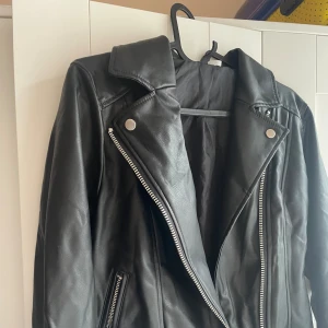 Svart skinnjacka - Helt ny skick aldrig andvänd bara provad köptes förra året.