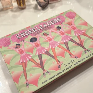  cheekleaders pink squad palette - Säljer denna fina palette i 5st fullsize powders.  Galifornia highlighter, tickle highlighter blush, hoola bronzer, dandelion blush och dallas bronzer. Pris går att diskuteras vid snabb affär  Fick den som present 