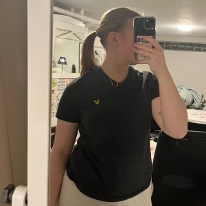 Lyle & Scott t-shirt  - Använd men i väldigt fint skick. Storlek XS men passar även S