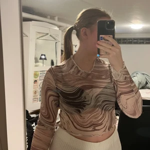 Festtopp - Från Nelly. Aldrig använd. Storlek M men passar även S