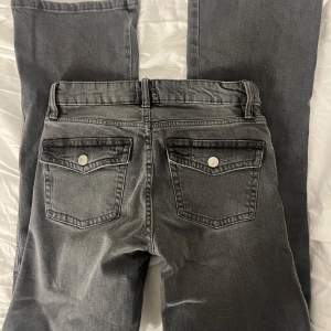 Grå Low waist jeans från lager 157 i xs, de är i mycket bra skick, har klippt bort lager lappen där bak då den skavde! Den är normal i storleken.midjemått 69, innebenslängd 84. De är stretchiga i midjan.