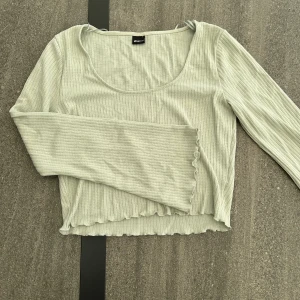 Mintgrön topp långa utsvängda ärmar  - Gina Tricot 