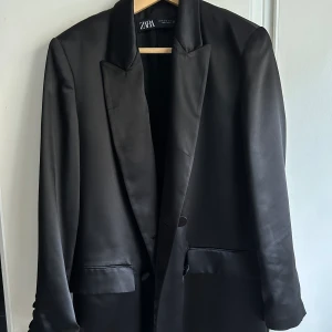 Kavaj zara  - Oversized kavaj från zara. Aldrig använd! Lång modell så går att ha som klänning.  