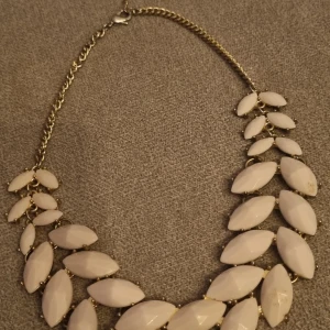 Dam Halsband - Snyggt ljusrosa guld dam halsband. Skicket är som på bilden, helt oanvänt  så gott som nytt. Kommer inte ihåg vart jag köpt det. Säljer på grund av att jag byttit stil. Skriv för mer info/bilder. 🌸