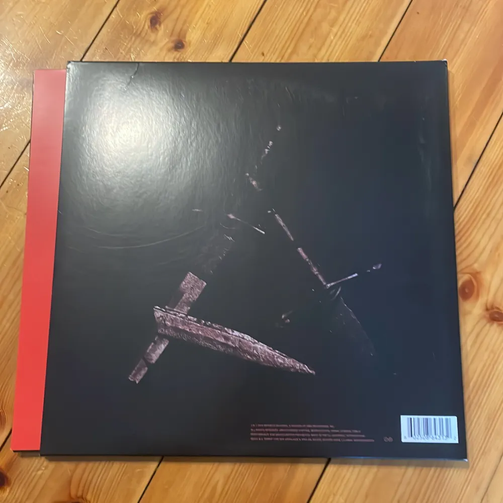 Innehåller 2 vinylskivor, från hans senaste Album Hollywod’s Bleeding. Defekter enbart på förpackningen, allt innehåller med följer och skivorna har spelats på cirka 2 ggr var! Frågor? Kom DM! Jag fixar frakt! 👌 frågor kom DM!. Accessoarer.