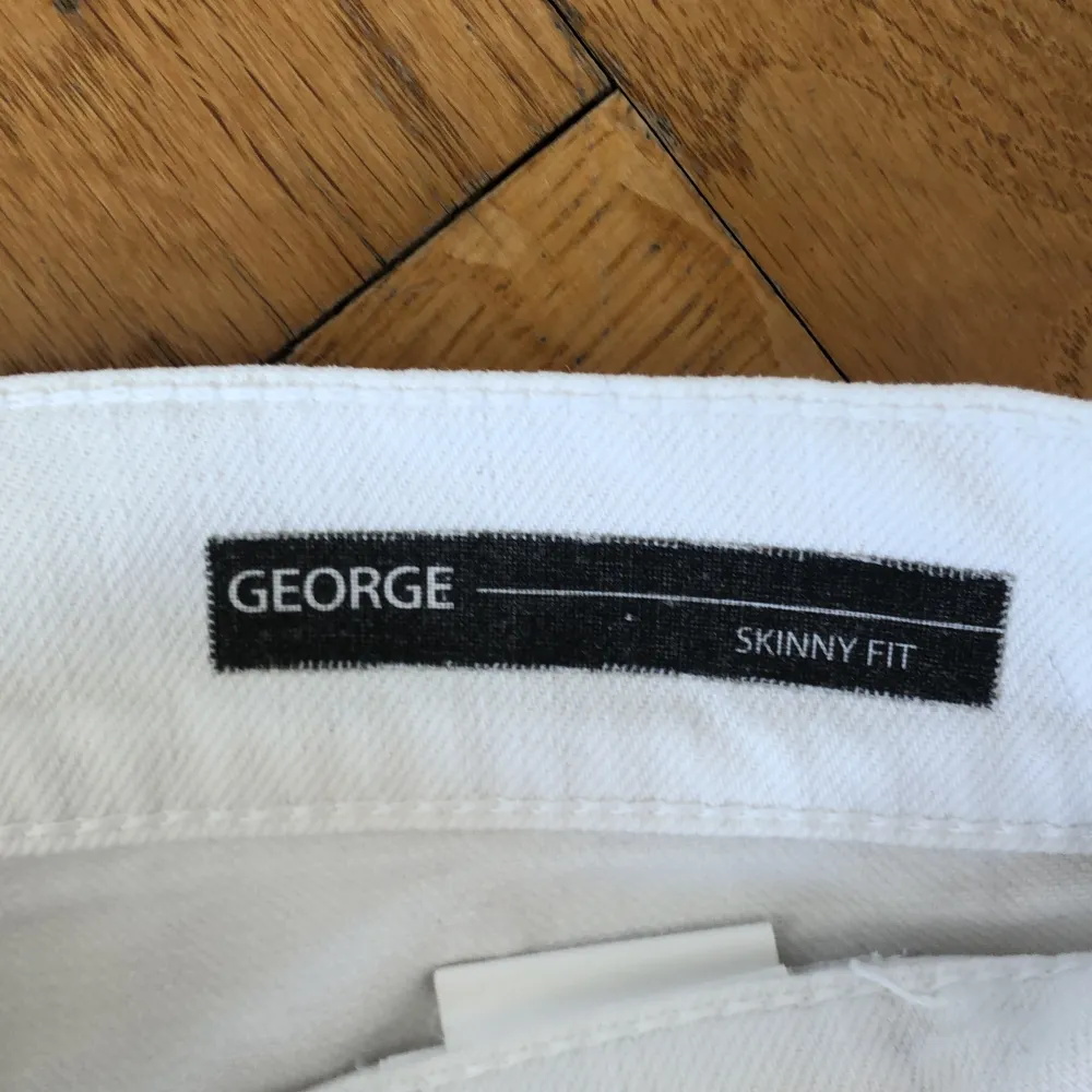 Säljer även dessa vita jeans ifrån dondup. Tag finns kvar! De är i storlek 29 och i modellen George.   Skicket är mycket bra, uppskattar 8,5/10.  Hör av er vid frågor! /Ivar. Jeans & Byxor.