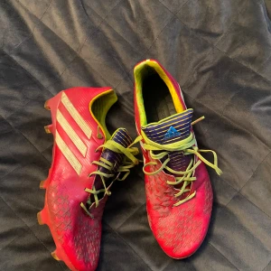 Fotbollsskor adidas  - Adidas predator, storlek 42 2/3, passar för både gräs och konstgräs  Kom med bud