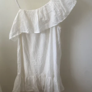 One sholder klänning - Superfin helt nu klänning med lappen kvar! Perfekt ni till sommaren❤️