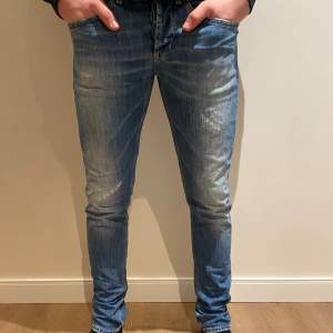 Tjena! Säljer nu dessa Dondup Jeans i modellen George! De är i storlek 32 och har använts ett fåtal gånger och är i mycket bra skick, 9/10! Hör av er vid minsta intresse!😊