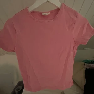 ROSA t-shirt  - Säljer denna super fina tajta t-shirt från Gina Tricot💖 Använd men har inga tydliga defekter🙏🏻💖