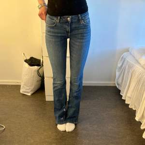 Lågmidjade bootcut jeans ifrån zara i väldigt bra skick🫶🏼 Strl 34💗 Hör av er vid frågor eller liknande!
