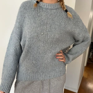 Stickad tröja - Säljer denna jätte mysiga stickade tröja från Mango. Vårog färg och väldigt varm. Ser lite hemstickad ut.