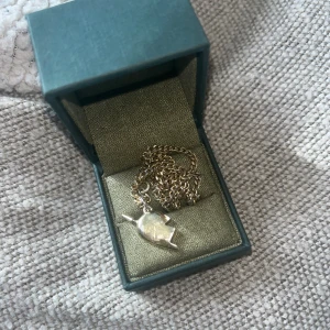 Maria Nilsdotter halsband  - Äkta halsband från Maria Nilsdotter i guld jättefin. Varsamt använd enda defekten är att guldet försvunnit lite men går att fixa i deras butik mot en liten summa men påverkar inte användningen och fortfarande jättefin.