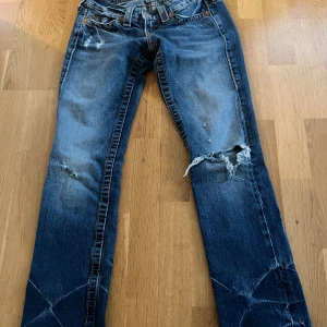 True religion jeans - Säljer dehär supersnygga true religion jeansen i modellen ”Straight” och de är lågmidjade. Innerbenslängden är ca 80cm. 