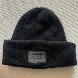 Oscar Jacobsson mössa - Bra skick och inga tecken på slitningar men lite luddig. Ny pris: 1000kr, Mitt pris: 200kr. Köpt i höst förra året och använts en del men kommer med ett fortsatt fint skick. Lite stor i modell men bra passform. Kontakta DM vid minsta fundering!