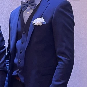 Marinblå kostym - Köpt på dressmann för 2 år sedan använd 1 kväll. Säljer kavaj byxa och väst. Galje, näsduk och dammskydd medföljer vid bra och snabb affär. Skick 10/10