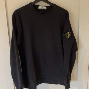 En riktigt skön Stone Island tröja i svart färg. Skick 9/10 knappt använd. Köpt på NK i Göteborg, hittar tyvärr inget kvitto på köpet. Passar S. 