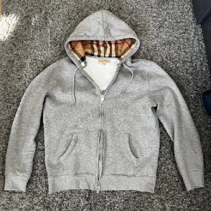 BURBERRY ZIP UP HOODIE - använd ett fåtal gånger!  Storlek L men passar L/M