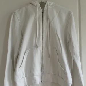 Hoddie - Vit hoddie med dragkedja från hm. Köptes för ett år sedan men i mycket fint skick💕